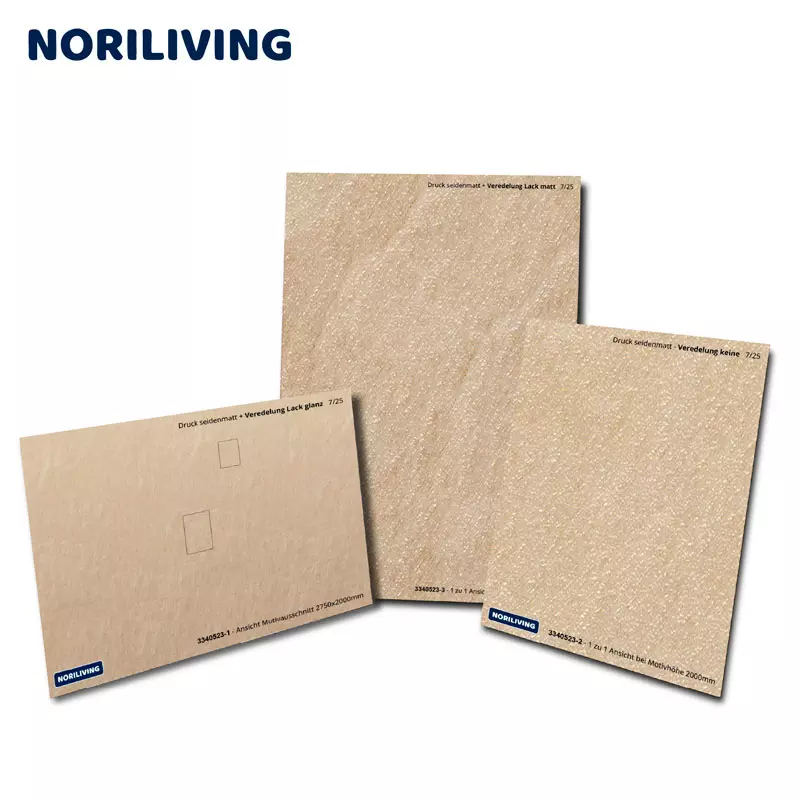 Drei Musterkarten von NORILIVING mit unterschiedlichen Oberflächenveredelungen: glänzend, matt und ohne Veredelung.