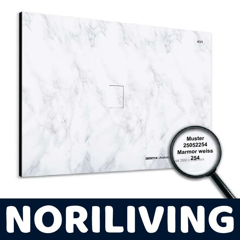 Mustertafel von Noriliving in Marmoroptik, Modellnummer 25052254, zeigt eine weiße Marmorstruktur mit feinen grauen Adern, hervorgehoben durch eine Lupe.