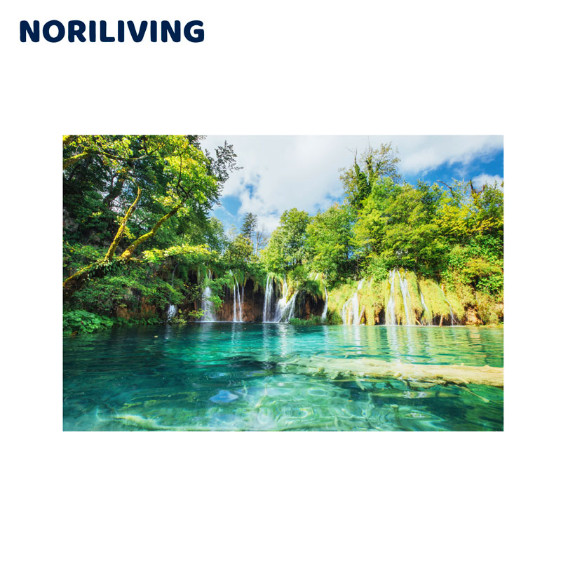 Eine idyllische Naturkulisse mit klaren Wasserfällen, umgeben von üppigem Grün und klarem Wasser.