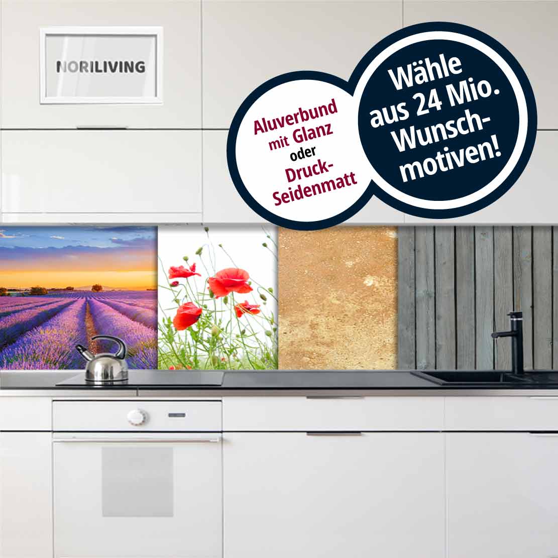 Moderne Küche mit verschiedenen Motiven auf der Rückwand, darunter ein Lavendelfeld, Mohnblumen und Texturmuster